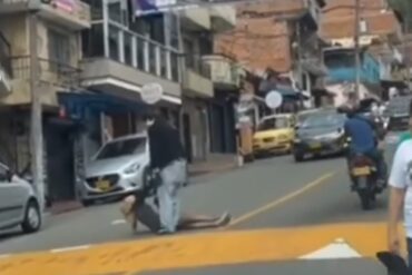 Mujer le armó una pataleta al novio e interrumpió el tráfico durante minutos al acostarse en plena vía (+Video)