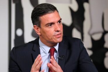 “Sinvergüenza, sácate las manos de los bolsillos”: Lo que le gritaron a Pedro Sánchez por recibir al rey Felipe VI con actitud displicente (+Video)