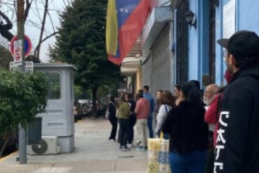 “Queremos votar”: Venezolanos protestan en la embajada de Venezuela en Argentina por “operación morrocoy” para inscripción en el registro electoral (+Video)