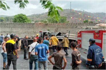 Colisión de grúa contra vehículos estacionados en bomba de Mampote deja una persona fallecida (+Video)