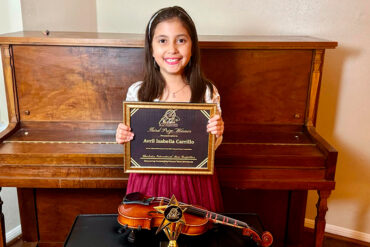 Pequeña violinista venezolana es galardonada con importantes premios en EEUU