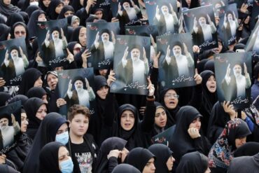 Enterraron al presidente iraní Ebrahim Raisí en mausoleo sagrado tras masivos funerales: estiman que el número de asistente fue de 3 millones
