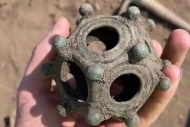 Un misterioso objeto romano de 12 caras fue hallado por arqueólogos en Inglaterra: “Es completamente único”