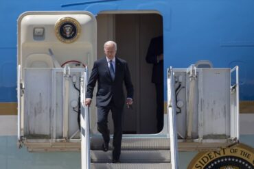 Salud de Biden en entredicho: se tambaleó tras terminar de subir las escaleras del Air Force One (+Video)