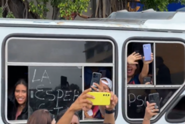 Pasajeros de autobuses con pintas del PSUV y “Nico sí va” saludaron a María Corina Machado en Trujillo (+Video)