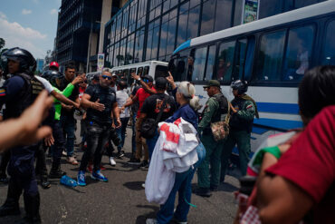 Denuncian que grupos oficialistas provocaron violencia en protesta por el Día del Trabajador en Plaza Venezuela (+Videos)