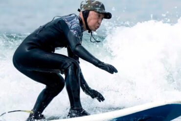 Un japonés de 90 años es el surfista más longevo del mundo y conquistó el Récord Guinness