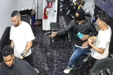 Sicario asesinó a un mototaxista venezolano mientras se atendía en una barbería en Perú (+Video)