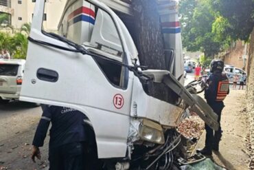 Muere un hombre en Valencia tras impactar su vehículo contra un árbol por falla en los frenos