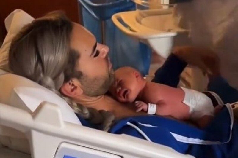 Transgénero recibe en cama de hospital a un bebé recién nacido producto de gestacíón subrogada (+Video)