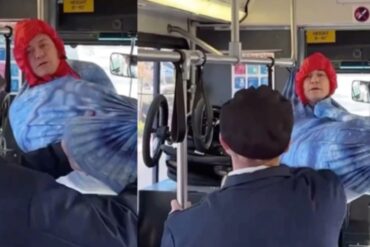 “Soy una anaconda”: Un hombre protagonizó un raro suceso tras colgarse en una hamaca dentro de un bus en EEUU (+Video)