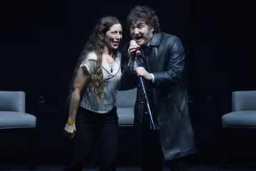 “Yo soy el rey, soy el león”: Javier Milei cantó un tema de rock antes cientos de personas que lo acompañaron a la presentación de su libro (+Video)