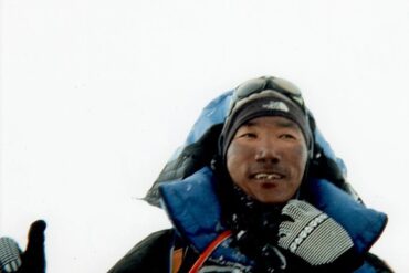 Este escalador nepalí rompe el récord mundial tras subir a la cima del monte Everest 29 veces