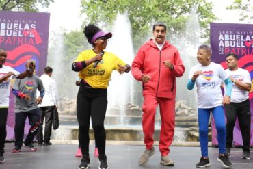 Dos pies izquierdos: así Maduro intentó hacer bailoterapia con adultos mayores en Parque Los Caobos de Caracas (+Videos y fotos)