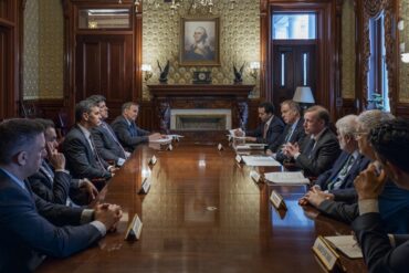 Presidente paraguayo Santiago Peña y asesor de Joe Biden ratificaron apoyo a la democracia en Venezuela durante reunión en Washington