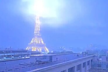 El impactante momento en el que un rayo cayó sobre la Torre Eiffel (+Video)