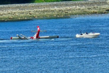 Cámaras captaron el momento en el que un hidroavión chocó en el mar con una lancha