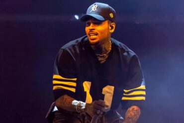 Chris Brown quedó atrapado mientras actuaba suspendido en el aire durante concierto en Nueva Jersey (+Video)