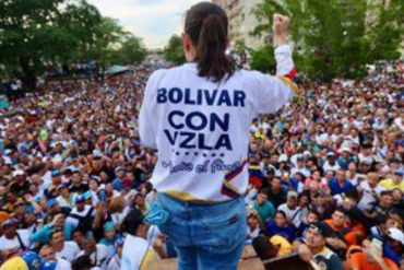 “Los hombres también lloran, esto no lo aguanta nadie”: El emotivo llanto de un adulto mayor con marcapasos ante María Corina Machado (+Video)