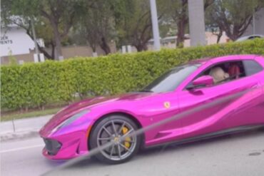 Karol G fue captada en Miami conduciendo su “Bichota móvil”: un lujoso Ferrari personalizado (+Video)