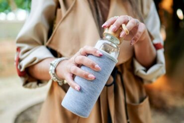 Estudio revela que tu botella de agua podría tener más bacterias que un inodoro: ¿cada cuánto debes lavarla?