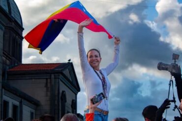 El impresionante rosario gigante que sobrevoló El Vigía durante multitudinaria concentración de María Corina (+Videos)