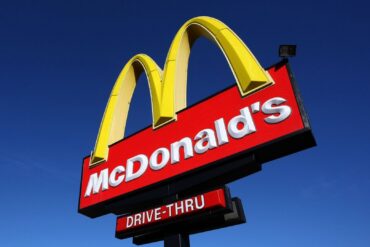 McDonald’s suspende la inteligencia artificial con la que tomaba pedidos de los clientes desde sus vehículos por “resultados contradictorios”