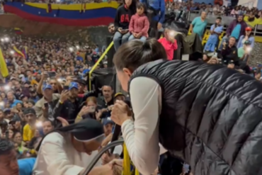 “No tengas miedo, la sangre de Cristo te protege”: Una monja subió a la tarima en Mérida para bendecir a María Corina Machado (+Video)