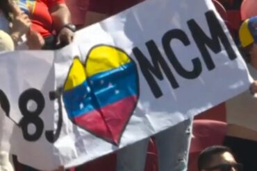 La pancarta en apoyo a María Corina Machado que desplegaron fanáticos de la Vinotinto durante el partido entre Venezuela y Ecuador