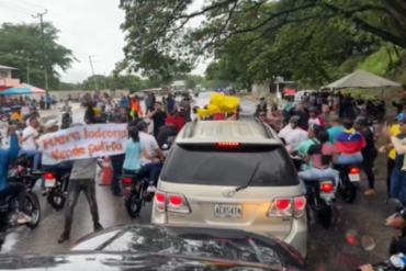 Pequeño grupo oficialista intentó trancar caravana de Machado en Cojedes y ciudadanos abrieron el paso (+Video)