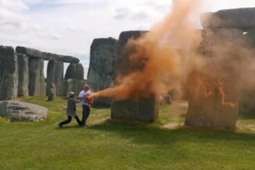 Dos activistas ecológicos rociaron con pintura naranja el famoso monumento megalítico de Stonehenge en Inglaterra