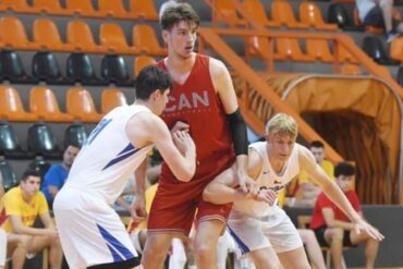 El jugador que con sus 2,36 metros podría convertirse en el más alto en la historia del baloncesto universitario