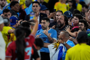 “No hay lugar para la intolerancia y violencia”: el comunicado de Conmebol tras trifulca entre hinchas colombianos y jugadores uruguayos