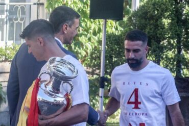 El distante saludo del lateral español Dani Carvajal a Pedro Sánchez tras recepción por triunfo en la Eurocopa (+Video)