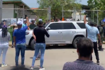 Electores abuchearon a Tarek William Saab en su centro de votación y entonaron el cántico “y va a caer, y va a caer” (+Videos)