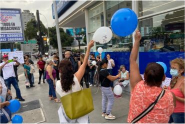 Protestaron en sede de Farmatodo donde frecuentaba Manchas: exigen respuestas sobre su paradero (+Videos)