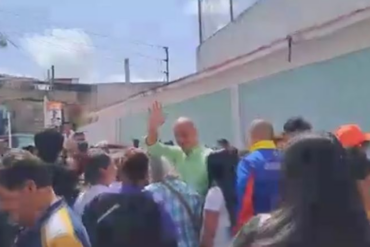 “Fuera, fuera, no volverán”: a Héctor Rodríguez lo abuchearon y le gritaron en su centro de votación en Petare