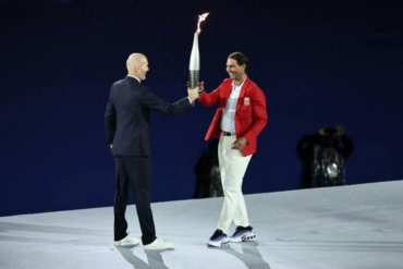 El histórico momento en el que el legendario futbolista francés Zinedine Zidane le entregó la antorcha olímpica a Rafael Nadal (+Video)