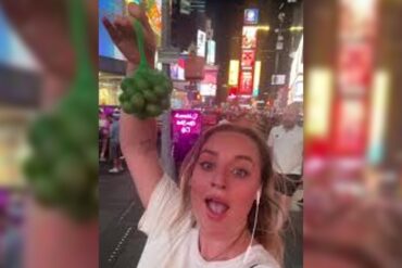 La emoción de una española por comprar mamones en Times Square, en Nueva York (+Video)