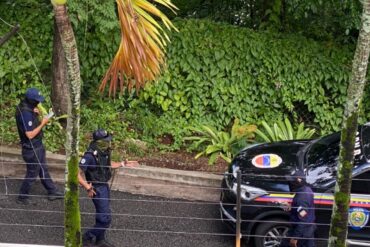 Denuncian la presencia de funcionarios policiales frente la Embajada de Argentina en Caracas este #31Jul (+Fotos)