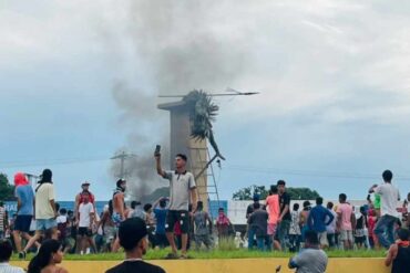 En Guanare manifestantes derribaron la estatua del Indio Coromoto que había construido alcaldía chavista: afirman que fue un acto de brujería