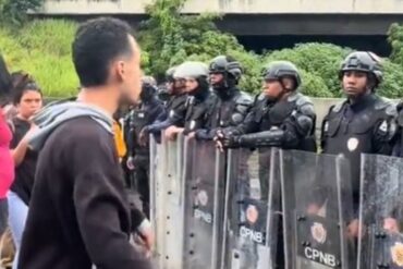 “Siguen reglas de un dictador que está en una mansión”: El reclamo de un joven a agentes que reprimen protesta en Caricuao (+Video)