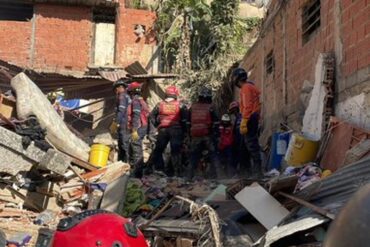 Tres casas desplomadas en Petare tras explosión de bombona de gas este #12Ago