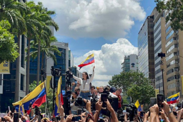 Así llegó María Corina Machado a la concentración en Caracas al cumplirse un mes de la elección presidencial (+Video)