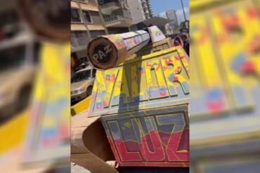 Detuvieron a joven que hizo una tanqueta de cartón con un mensaje de paz para la protesta por la libertad de Venezuela (+Videos)