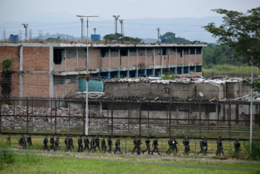 Denuncian que en la cárcel de Tocuyito no permiten visitas familiares ni entrega de alimentos a jóvenes detenidos en protestas postelectorales: “No sabemos cómo están”