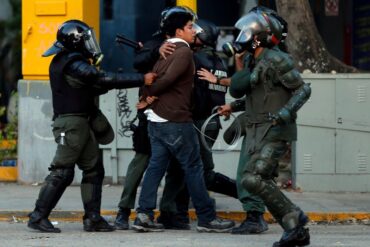 Pasaron a juicio por “terrorismo” a siete adolescentes detenidos en protestas poselectorales: los querían obligar a declararse culpables