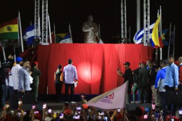 Sigue el show: Maduro develó nueva estatua de Hugo Chávez en La Guaira y exigió “respeto” para su memoria (+Video)