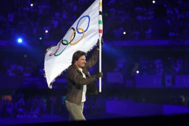 La espectacular participación de Tom Cruise en la clausura de París 2024 a lo “Misión Imposible” (+Video)