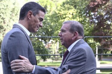 Oposición de España acusa al gobierno de Pedro Sánchez de permitir la coacción contra Edmundo González: “¿En qué trapicheo criminal anda?”